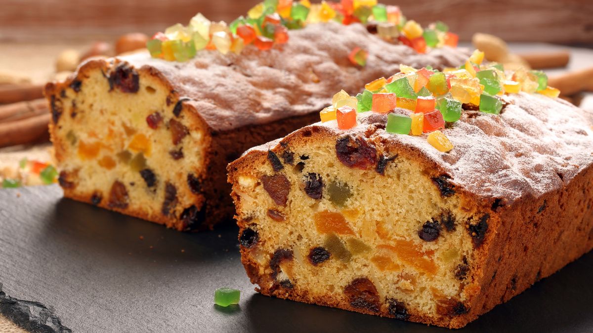 Keks to ciasto z bakaliami pieczone w prostokątnej formie.