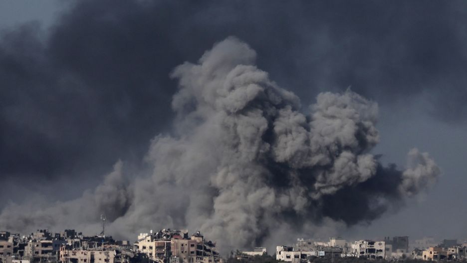 Smoke rises from the Gaza Strip following Israeli airstrikes, as seen from an undisclosed location near the border between Gaza and southern Israel, in Israel, 11 December 2023. More than 18,000 Palestinians and at least 1,200 Israelis have been killed, according to the Palestinian Health Ministry and the Israel Defense Forces (IDF), since Hamas militants launched an attack against Israel from the Gaza Strip on 07 October, and the Israeli operations in Gaza and the West Bank which followed it. EPA/ABIR SULTAN Dostawca: PAP/EPA.