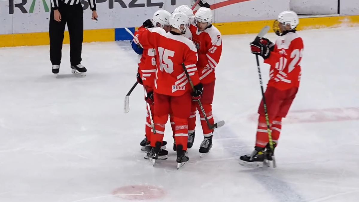 Radość hokeistów reprezentacji Polski U20 po zdobytej bramce (fot. YT / Polski Hokej)