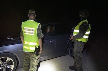 Pod pozorem ewakuacji handlowali autami. Zarzuty dla 32 Ukraińców