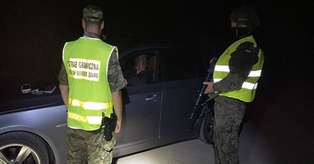 Pod pozorem ewakuacji handlowali autami. Zarzuty dla 32 Ukraińców