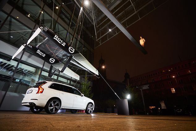 Katamaran Volvo Roca zawieszony nad Volvo XC90 (Fot. Robert Hajduk)