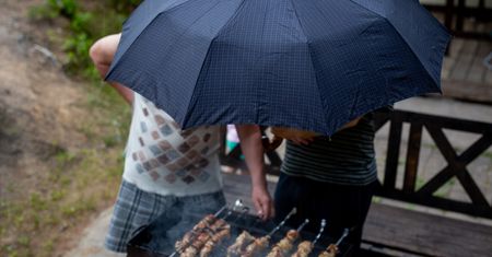 Grill na deszczu. Dzięki tym sposobom pogoda nie będzie przeszkodą