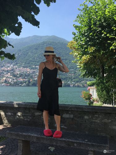 Monika Olejnik w różowych, futrzanych butach na wakacjach