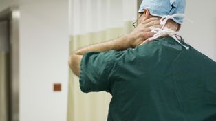 Lekarz wypracował 4881 godzin w ciągu. Kontraktowiec przebił etaty całego zespołu