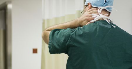Lekarz wypracował 4881 godzin w ciągu. Kontraktowiec przebił etaty całego zespołu