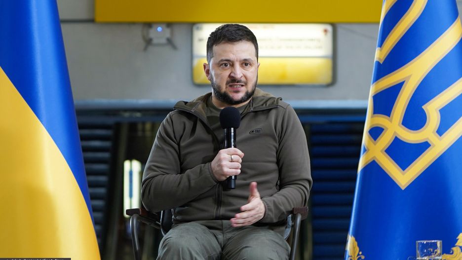 Wojna w Ukrainie - spotkanie Wo?odymyra Ze?enskiego z mediami w metrzeFot. Jakub Kaminski/East News, Kijow, 23.04.2022. Wojna w Ukrainie. Konferencja Prezydenta Ukrainy Wolodymyra Ze?enskiego na jednej z kijowskich stacji metra.Jakub Kaminski