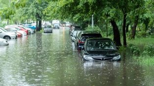 Działoszyn pod wodą. Gwałtowna burza w Łódzkiem zalała drogi i budynki. Straż Pożarna wyciągnęła ludzi z zalanych samochodów