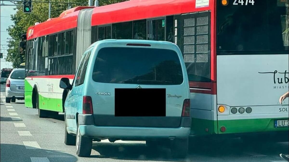 Zderzenie autobusu komunikacji miejskiej z citroenem na ul. Droga Męczenników Majdanka