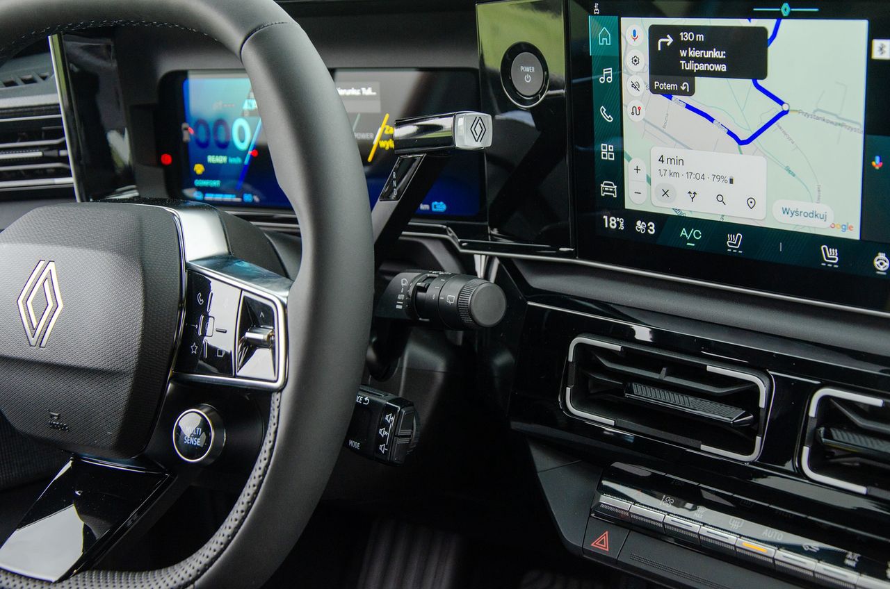 Renault 4 E-Tech ma aż trzy manetki pod kierownicą z prawej strony - łatwo je pomylić