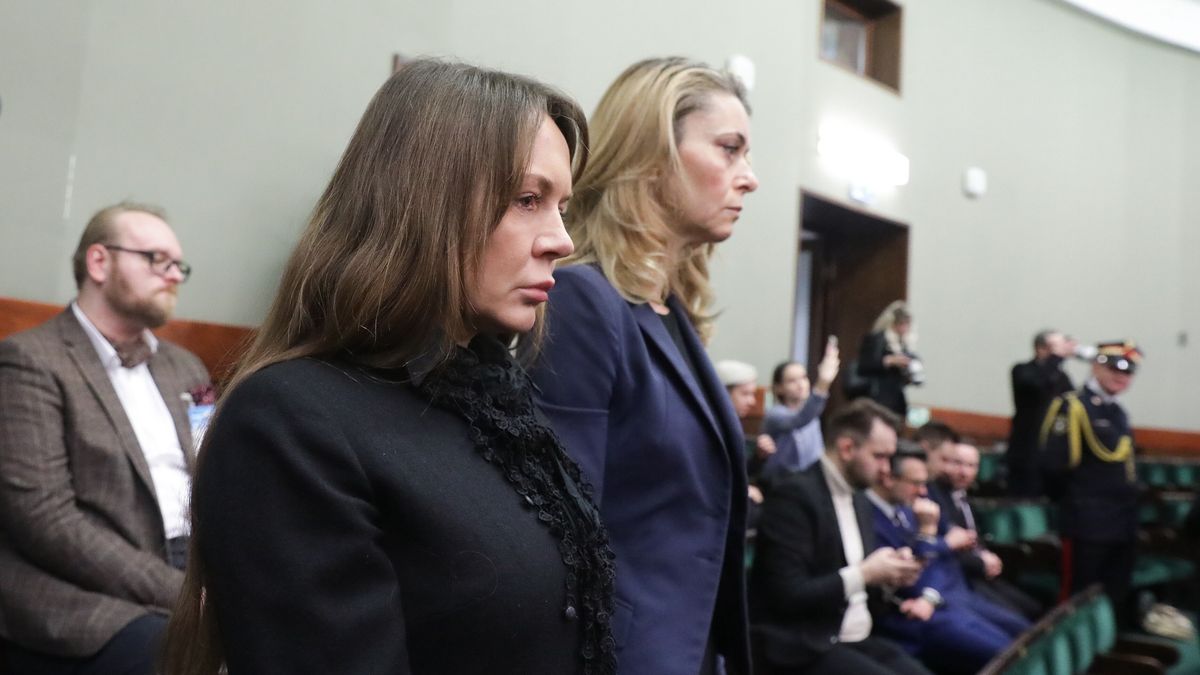 Warszawa, 16.01.2024. Żona Mariusza Kamińskiego Barbara Kamińska (C-L) oraz żona Macieja Wąsika Roma Wąsik (C-P) na sali obrad Sejmu w Warszawie, 16 bm. Były szef CBA i były minister spraw wewnętrznych Mariusz Kamiński oraz jego były zastępca Maciej Wąsik zostali skazani 20 grudnia ub. roku prawomocnym wyrokiem na dwa lata pozbawienia wolności za nadużycie władzy jako ówcześni szefowie CBA - w związku z tzw. aferą gruntową z 2007 r. W związku z tym marszałek Sejmu wydał postanowienia o wygaśnięciu ich mandatów poselskich. (jm) PAP/Tomasz Gzell