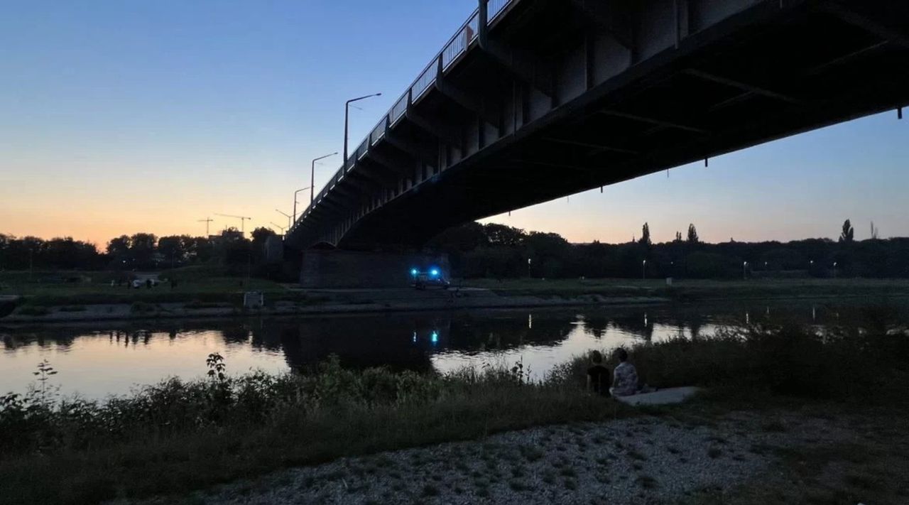 Poznań. Nocna akcja ratunkowa nad Wartą. Strażacy wyłowili osobę z rzeki przy moście Chrobrego