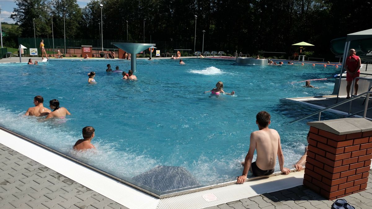 Upały nie odpuszczają. Sprawdzamy, na którym basenie zapłacimy najmniej