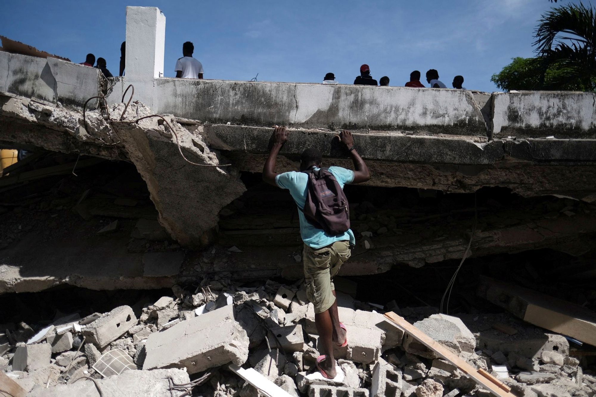 Trzęsienie ziemi na Haiti. Obraz smutku i rozpaczy wśród wielkich zniszczeń 11