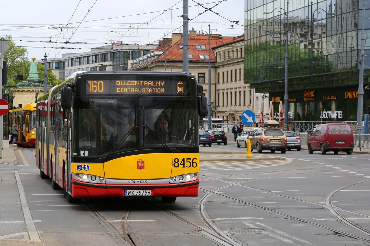 Mapy Google z rozkładem jazdy w czasie rzeczywistym. (depositphotos)