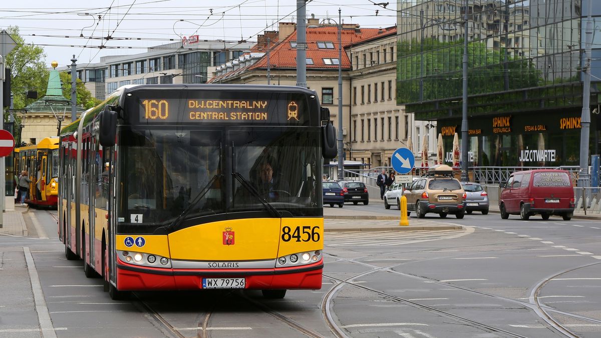 Mapy Google z rozkładem jazdy w czasie rzeczywistym. (depositphotos)