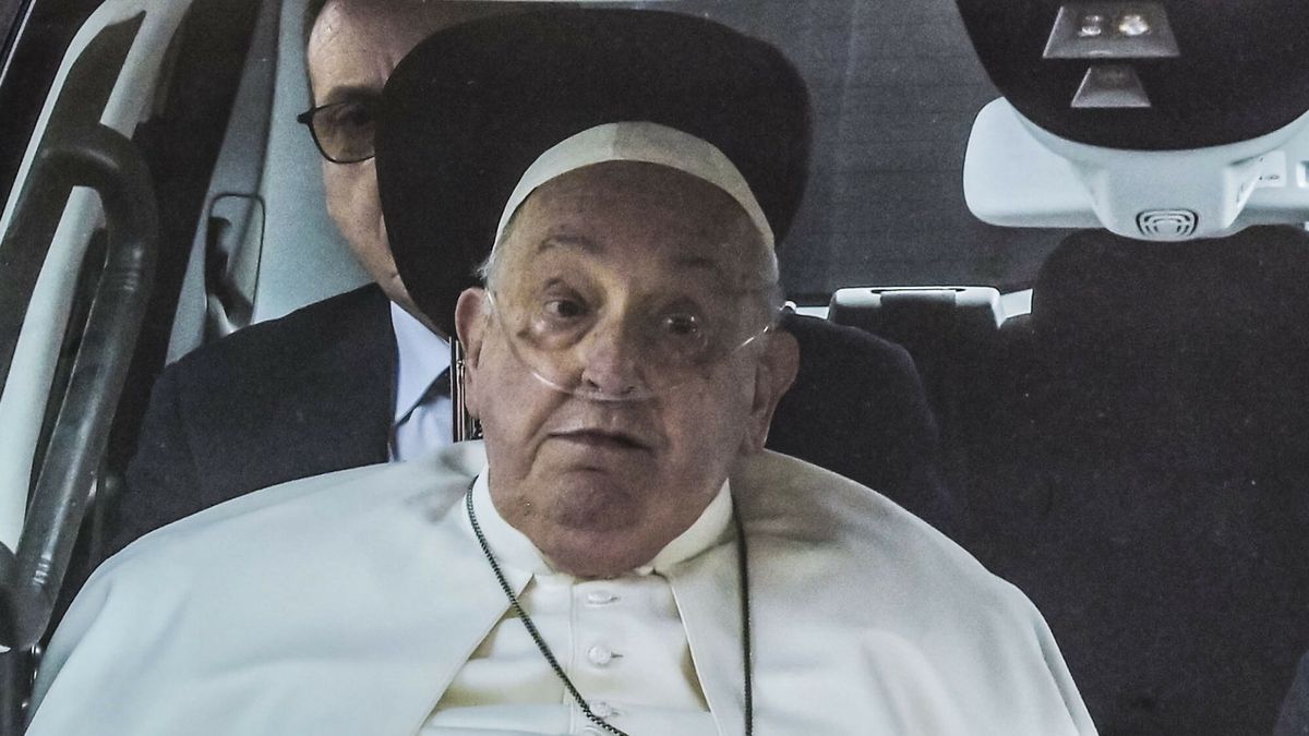 Papie? Franciszek opuszcza szpital Gemelli
Pope Francis leaves in a car the Agostino Gemelli Polyclinic in Rome, Sunday, March 23, 2025, where he was admitted on Feb. 14 for bilateral pneumonia. (AP Photo/Marco Ravagli)
Marco Ravagli