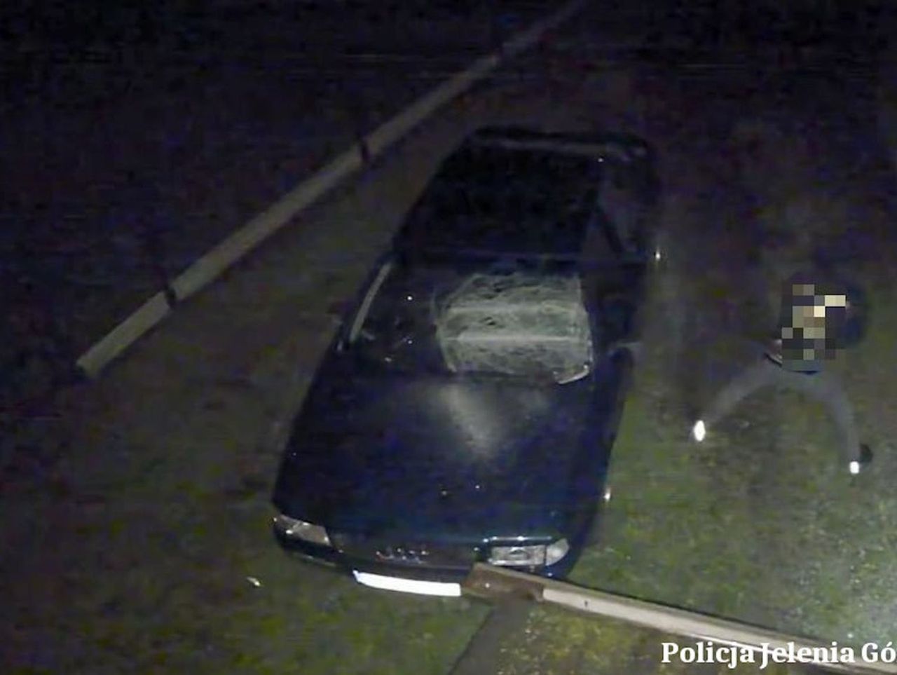 Jelenia Góra: 19-latek chciał zrobić na złość sąsiadowi, z którym był skłócony. Kilka razy uszkodził jego auto