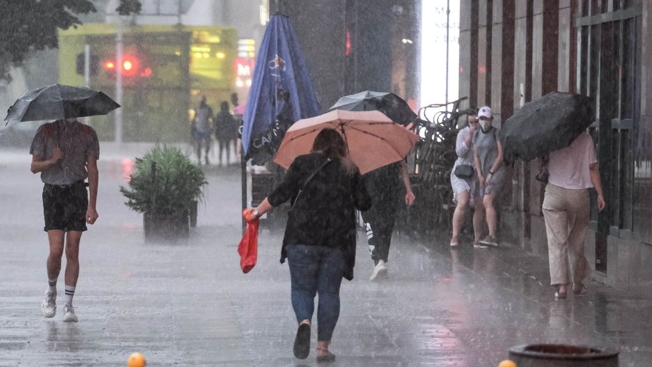 Warszawa, 08.07.2021. Ulewa w Warszawie, 8 bm. Rządowe Centrum Bezpieczeństwa wydało ostrzeżenie przed burzami, silnym wiatrem, ulewnym deszczem i lokalnie gradem. (mr) PAP/Mateusz Marek