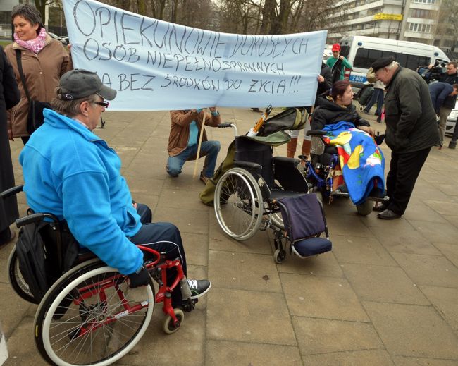 Protest rodziców niepełnosprawnych dzieci jeszcze potrwa. "Będą do nas dołączać kolejne osoby"