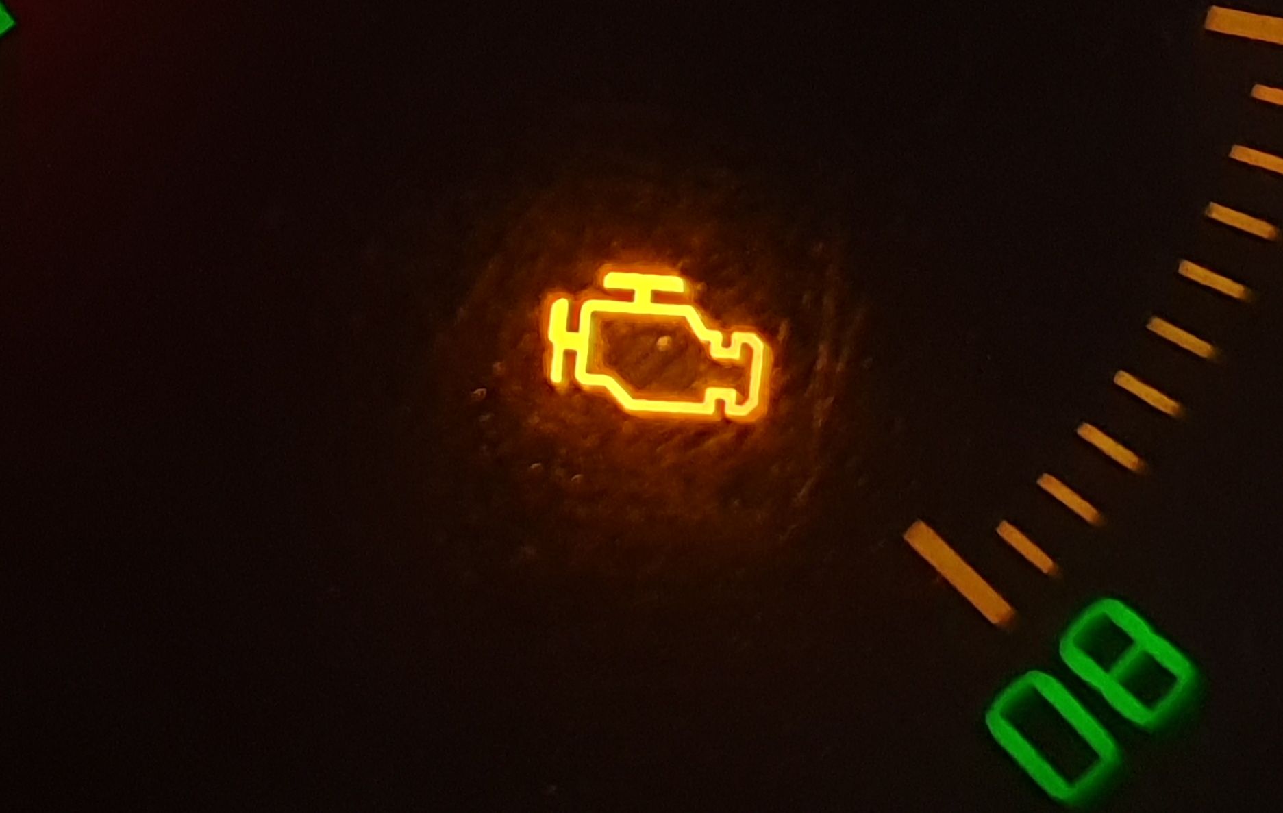Kontrolka "check engine" odpowiada za informowanie o awarii dotyczącej bezpośrednio silnika