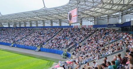 Kongres Świadków Jehowy w Lublinie zgromadził tysiące ludzi. W sobotę chrzest na murawie Areny Lublin