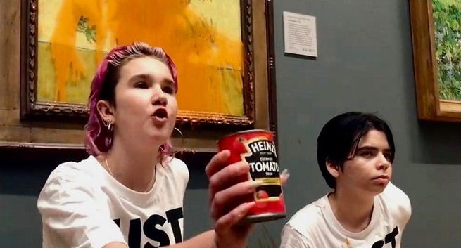 Aktywistki ekologiczne oblały zupą "Słoneczniki" van Gogha. To protest przeciw wydobyciu ropy i gazu