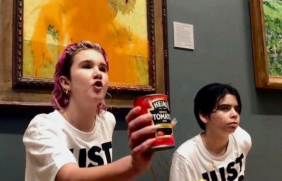 Aktywistki ekologiczne oblały zupą "Słoneczniki" van Gogha. To protest przeciw wydobyciu ropy i gazu