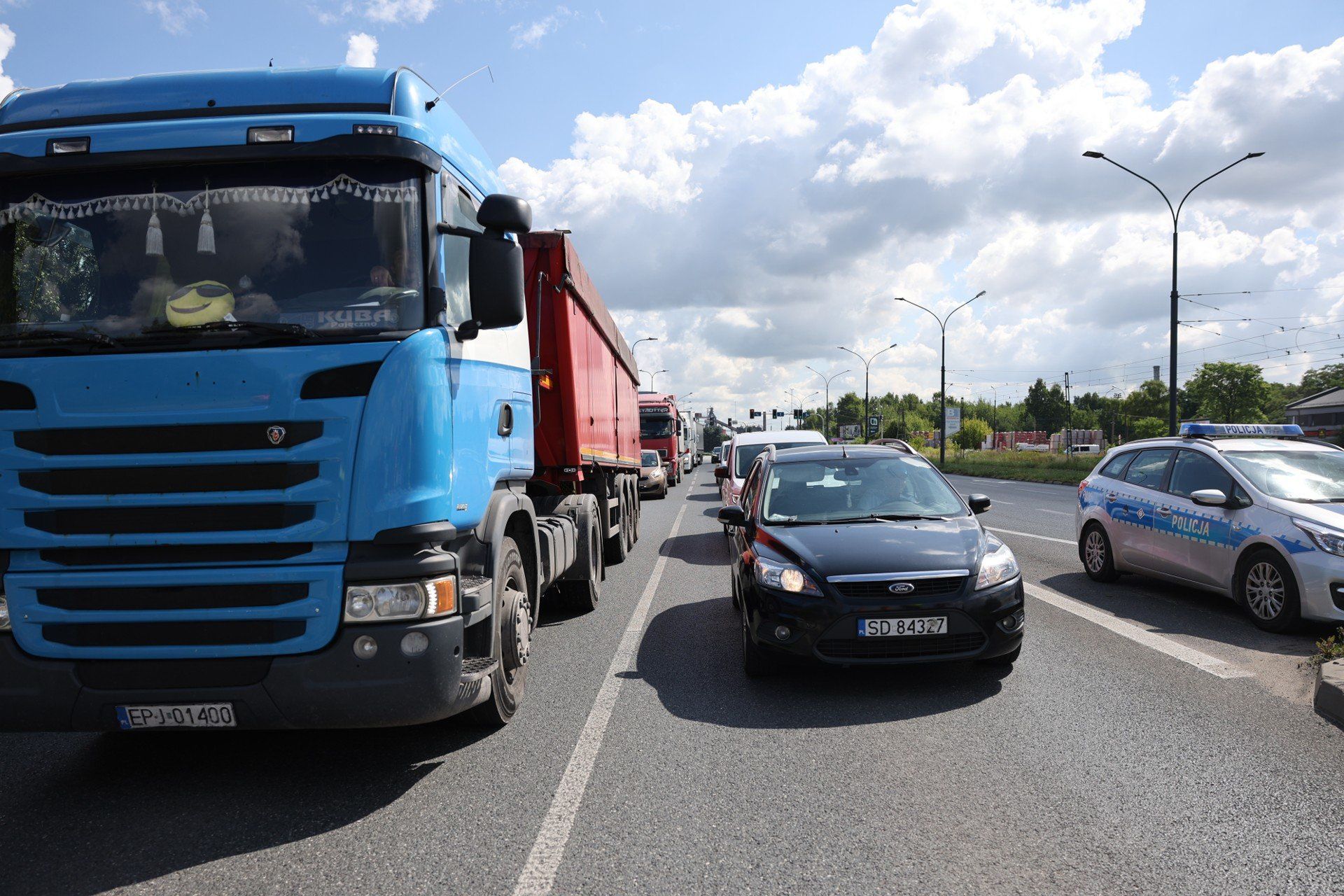 W środę 30 lipca pracownicy PKP Cargo, wspierani przez Ostatnie Pokolenie, protestują m.in. na ul. Piłsudskiego w Dąbrowie Górniczej