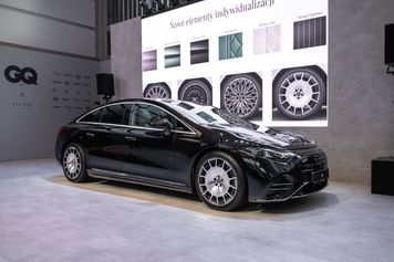 Mercedes EQS po liftingu wjechał do Polski. Teraz może mieć wolant i przejedzie nawet 926 km