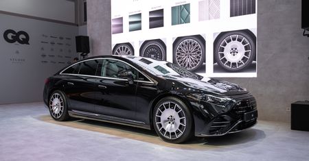 Mercedes EQS po liftingu wjechał do Polski. Teraz może mieć wolant i przejedzie nawet 926 km