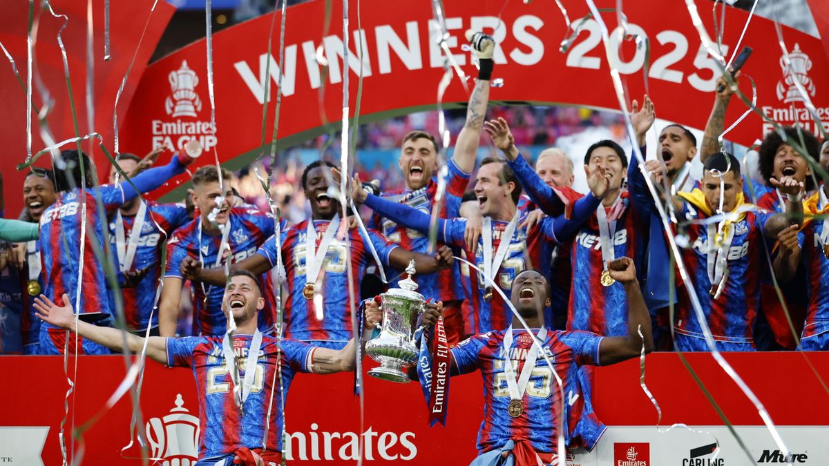 PAP/EPA / TOLGA AKMEN  / Na zdjęciu: piłkarze Crystal Palace