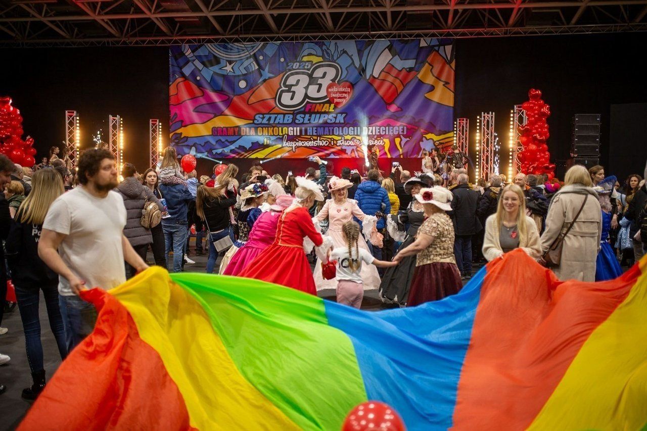 WOŚP w Słupsku w 2025 roku - hala Gryfia wypełniona atrakcjami i wielkimi sercami.