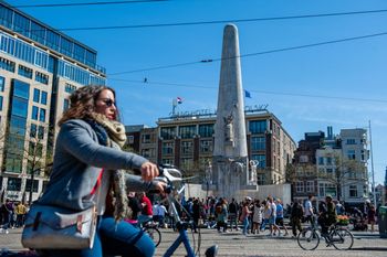 Tak wygląda drugi dzień Wielkanocy w Holandii. Tłumy w sklepach meblowych