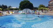 Stok narciarski, aquapark, pole golfowe, przystań jachtowa. Symbol luksusu lat 90. nie daje za wygraną