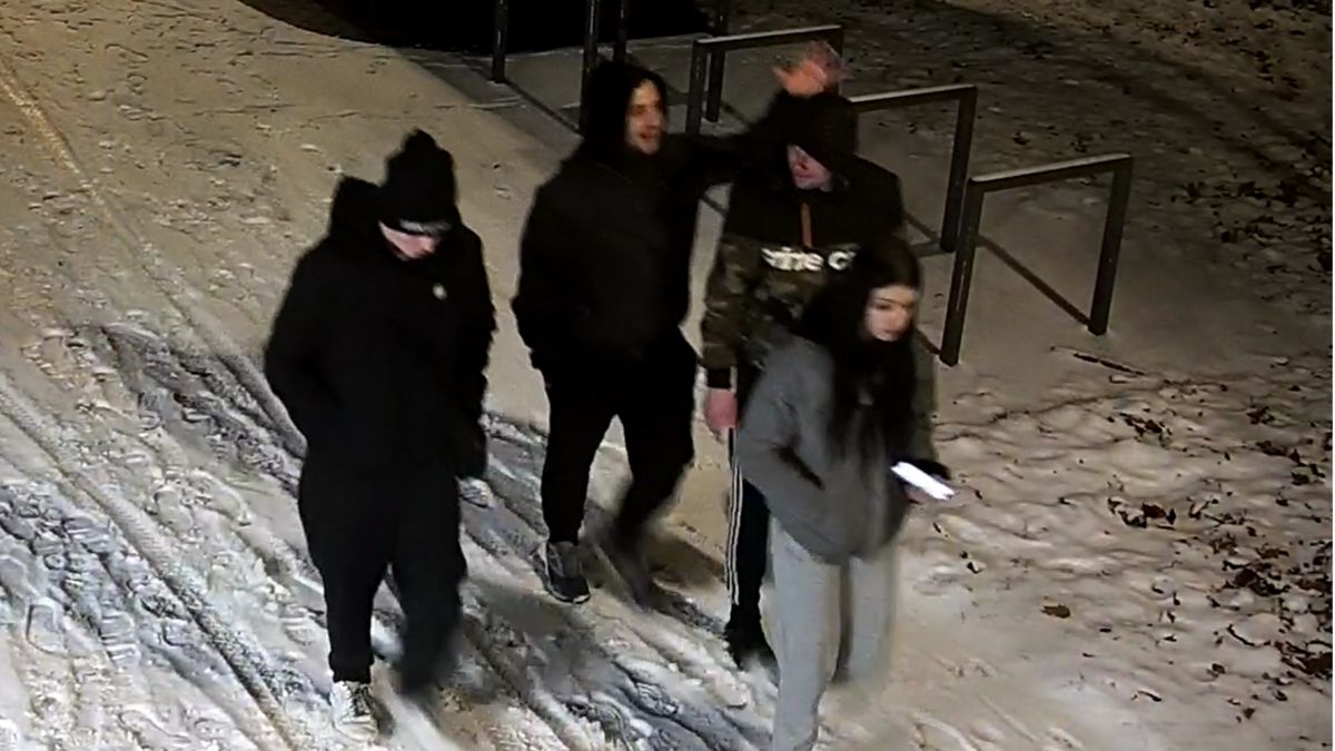 Policjanci poszukują osób ze zdjęcia.