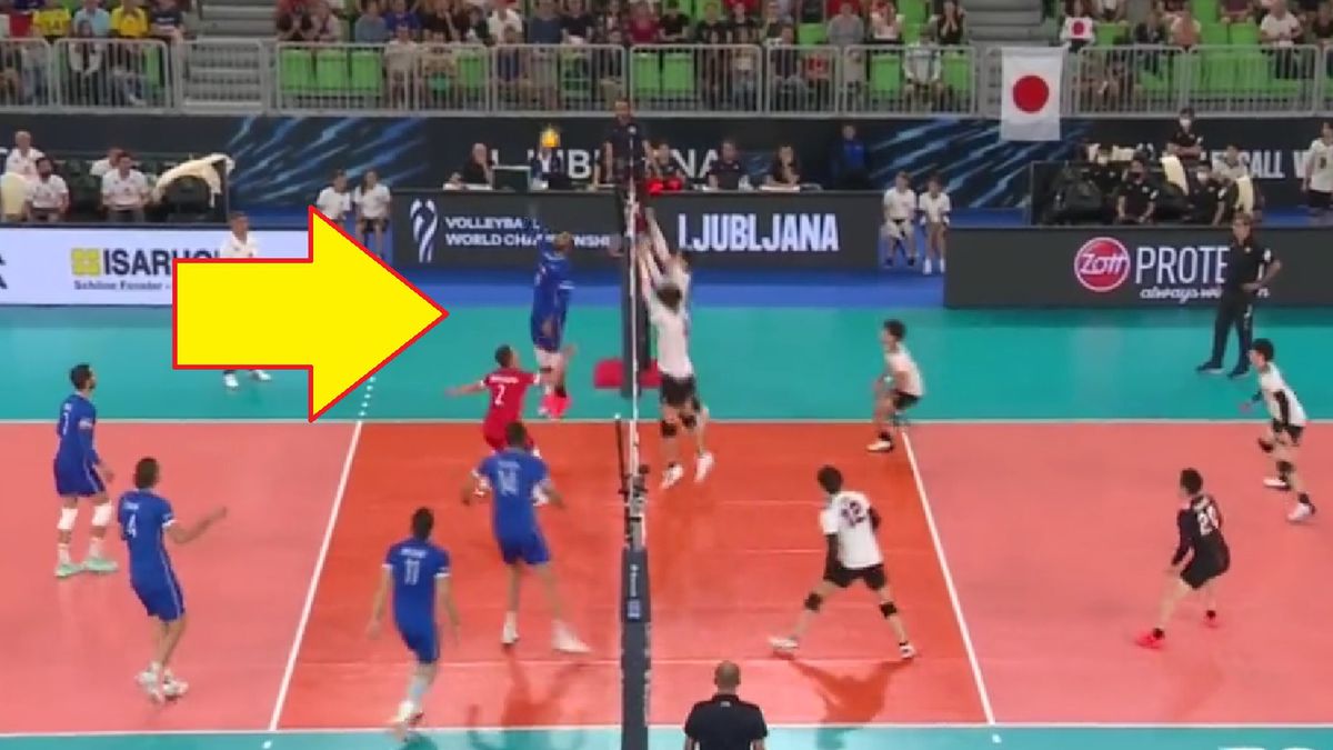 Uderzenie Ngapetha w meczu Francja - Japonia