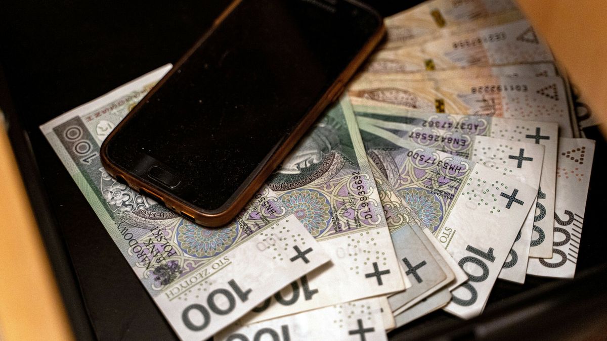 East News archiwum 2024
Fot. NewsLubuski/East News, 12.06.2024, pieniadze po wyp?acie. N/z pieniadze i telefon
NewsLubuski