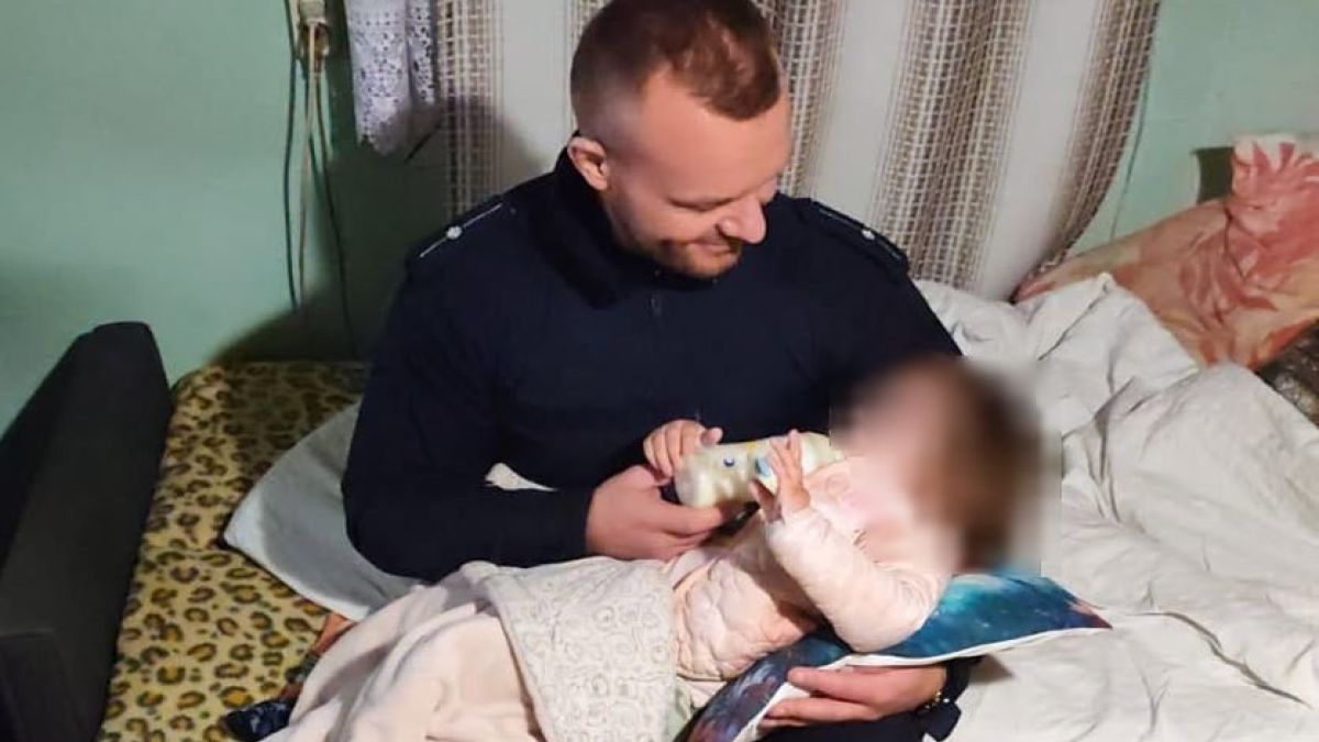 Rodzice byli pijani. 2-latką zajęli się policjanci