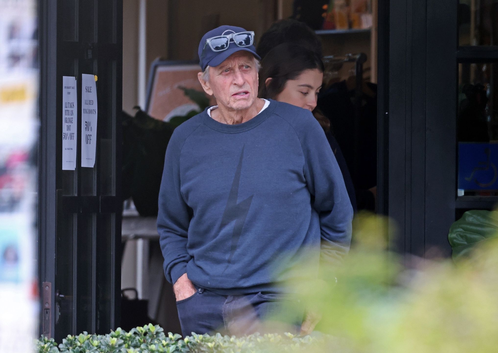 Michael Douglas wybrał się na zakupy z 19-letnią córką
