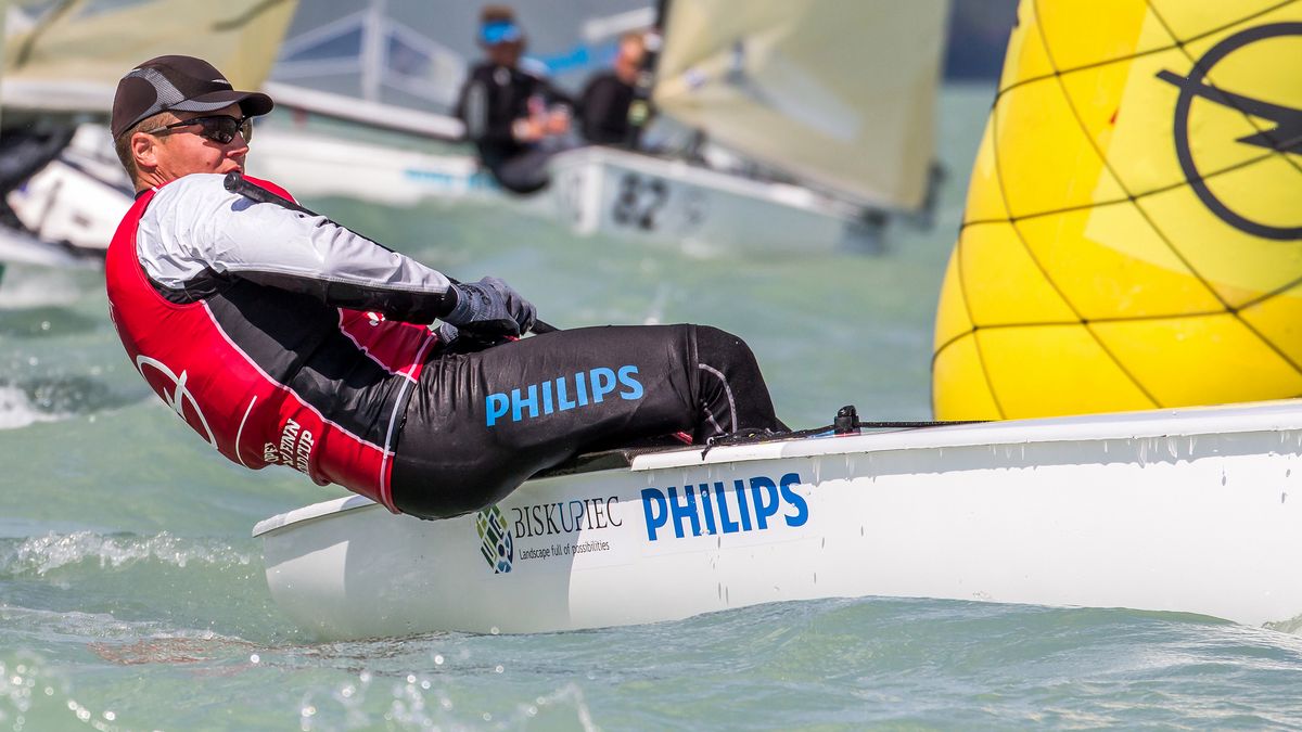 Materiały prasowe / Robert Deaves / www.flickr.com/photos/finnclassphotos / Na zdjęciu: Piotr Kula na jachie olimpijskiej klasy Finn