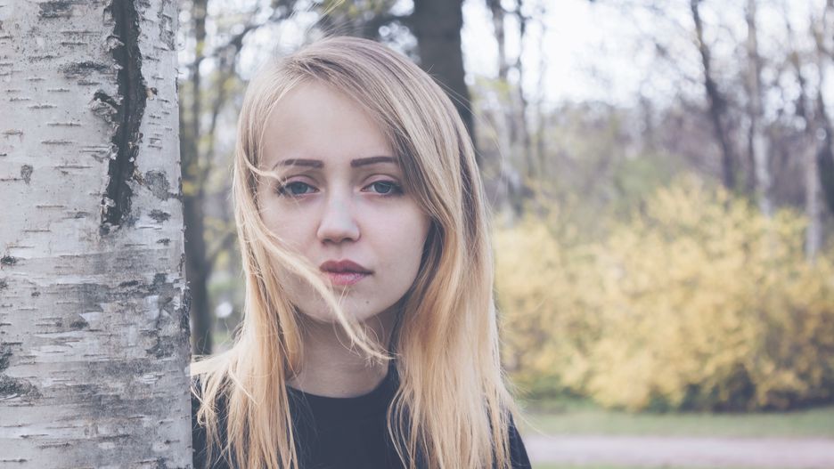 blondynka przy drzewie