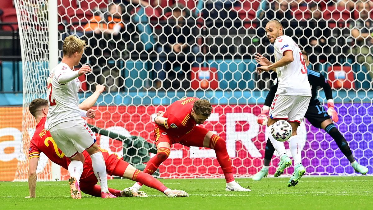 PAP/EPA / Olaf Kraak / Na zdjęciu: Kasper Dolberg zdobywa pierwszą bramkę w meczu Walia - Dania