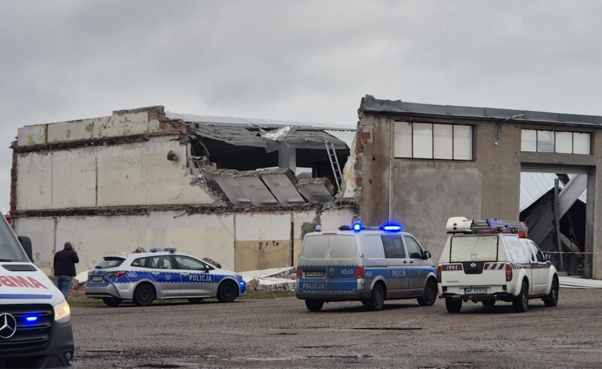 Zawalił się dach hali w Mławie. Jest ofiara śmiertelna