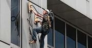 Poczuj się jak Spiderman używając... odkurzacza! (wideo)