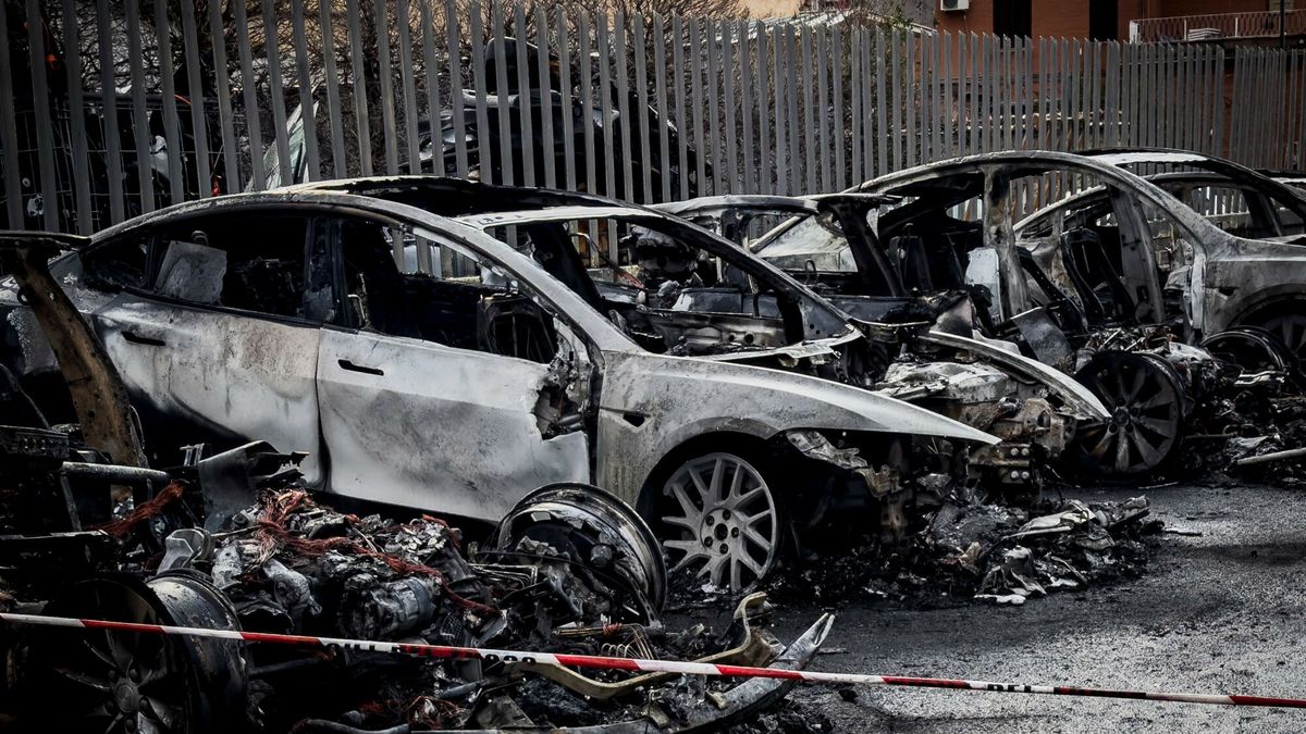 Bojkot i ataki na Tesle
Mandatory Credit: Photo by Alessandro Serrano'/Shutterstock (15231435d)
Fire at a Tesla car dealership, 16 cars burned, Rome, Italy 31 March 2025
Fire at a Tesla car dealership, 16 cars burned, Rome, Italy - 31 Mar 2025
Alessandro Serrano'/Shutterstock