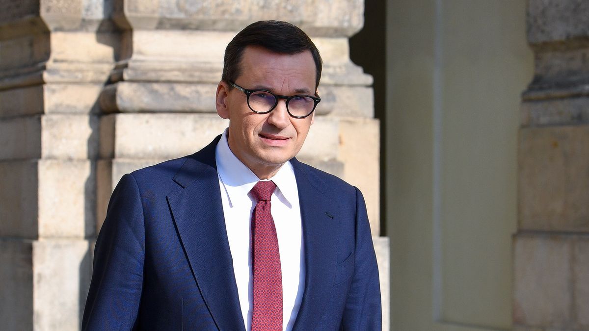 Praga, Czechy, 07.10.2022. Premier Mateusz Morawiecki przed udzieleniem wypowiedzi dla mediów w Pradze, 7 bm. Premier Morawiecki bierze udział w nieformalnym posiedzeniu Rady Europejskiej. Przywódcy unijni rozmawiali m.in. o dalszym wsparciu dla zaatakowanej przez Rosję Ukrainy, a także przedyskutowali kwestie energetyczne i ekonomiczne. (amb) PAP/Radek Pietruszka