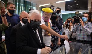 Wybory 2020. Jarosław Kaczyński zagłosował. Towarzyszył mu nieproszony gość