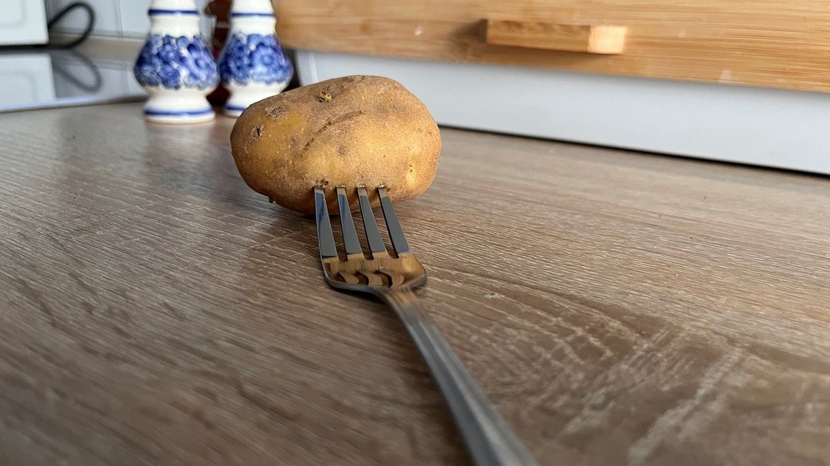 Widelec bardzo ułatwia obieranie ziemniaków.