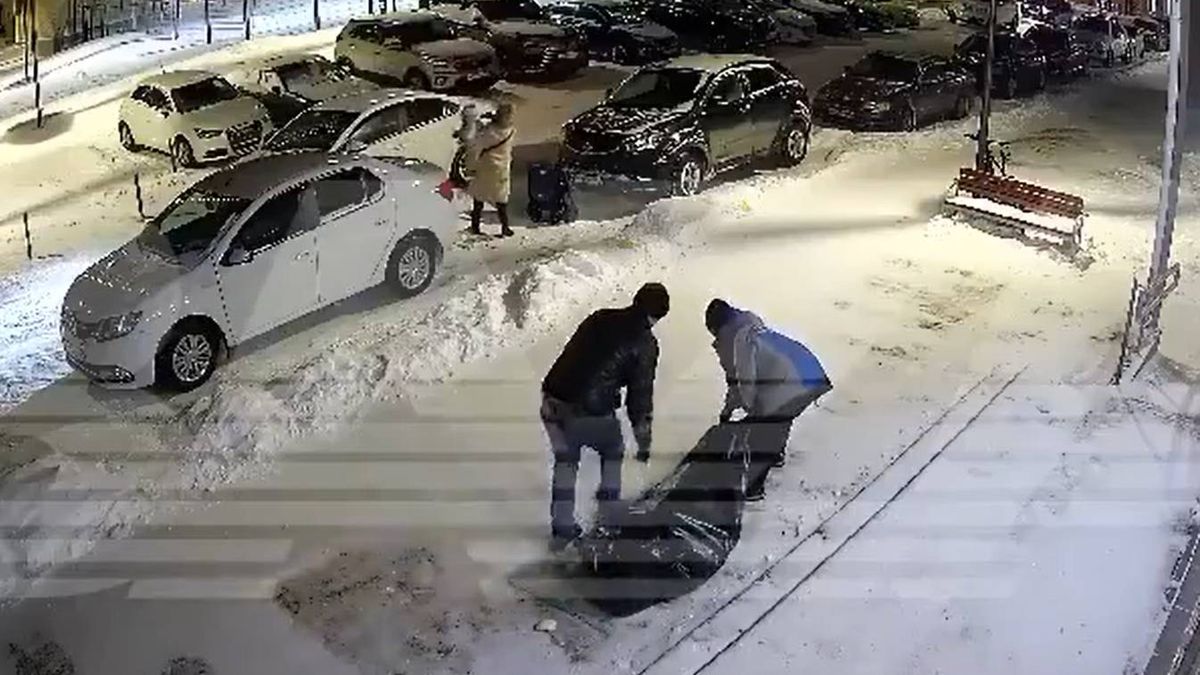 Dwóch ludzi ciągnących po ulicy zwłoki, ten obrazek musiał szokować